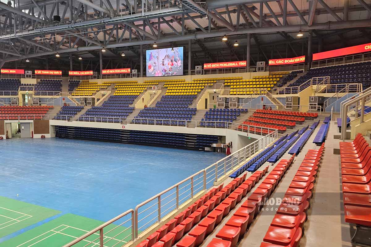 Units are urgently constructing technical items to serve the tournament at the Sports Palace - Quang Ninh Provincial Sports Complex. Photo: Doan Hung