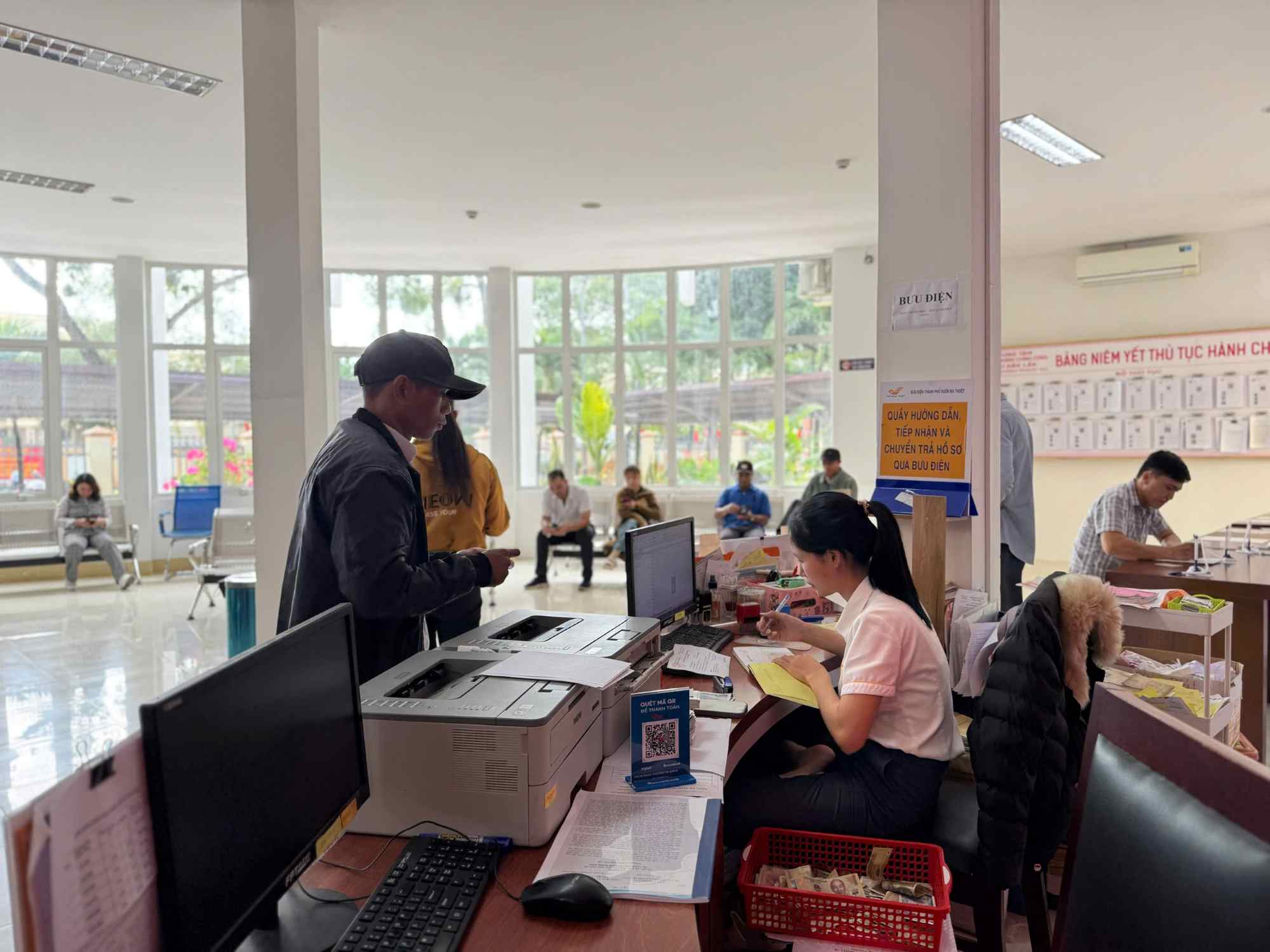 People come to Dak Lak Provincial Public Administration Center to do procedures. Photo: Bao Trung