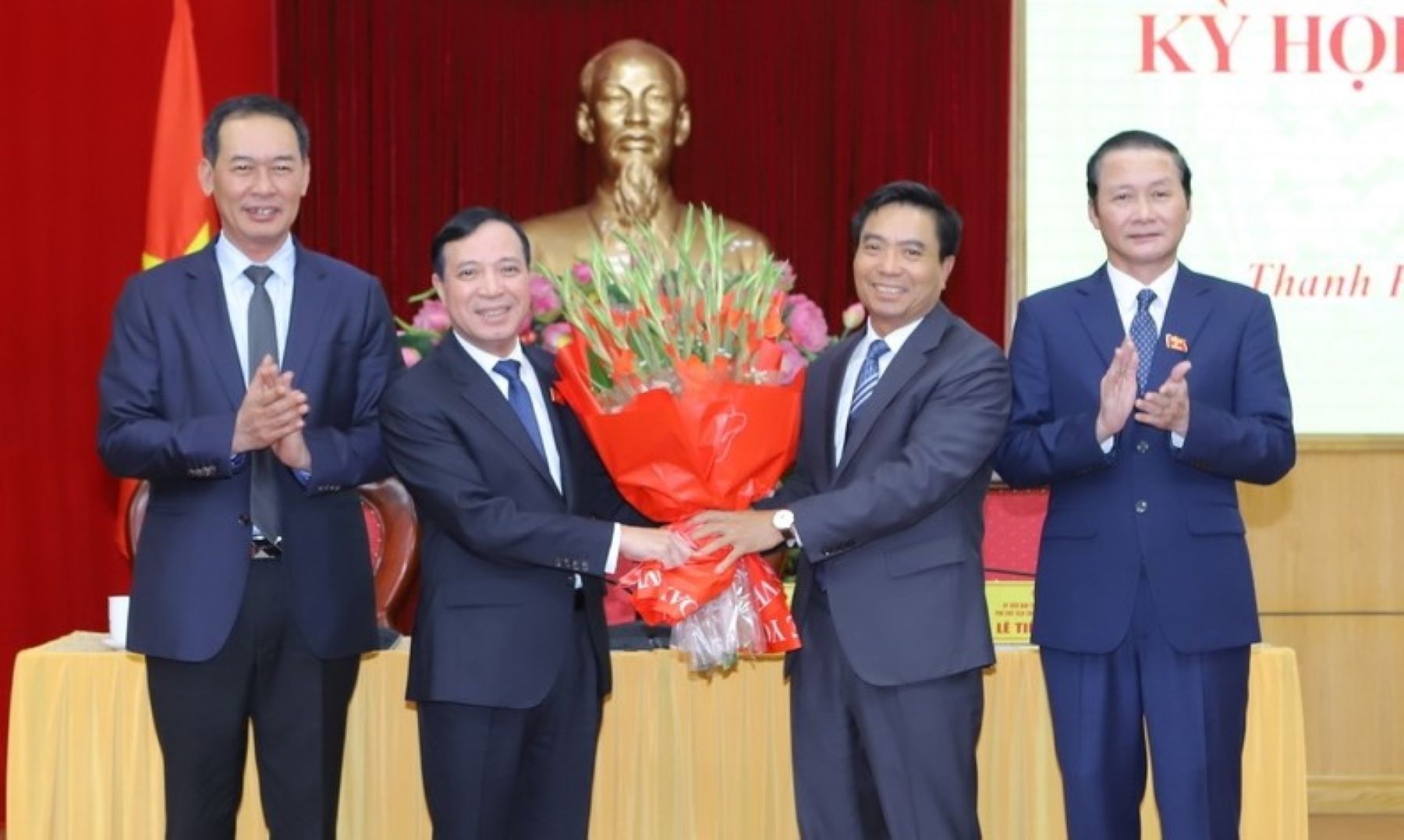 Mr. Nguyen Doan Anh - Member of the Party Central Committee, Secretary of Thanh Hoa Provincial Party Committee (second from right) and Deputy Secretaries of the Provincial Party Committee presented flowers to congratulate Mr. Lai The Nguyen - the new Chairman of the People's Council. Photo: M.H