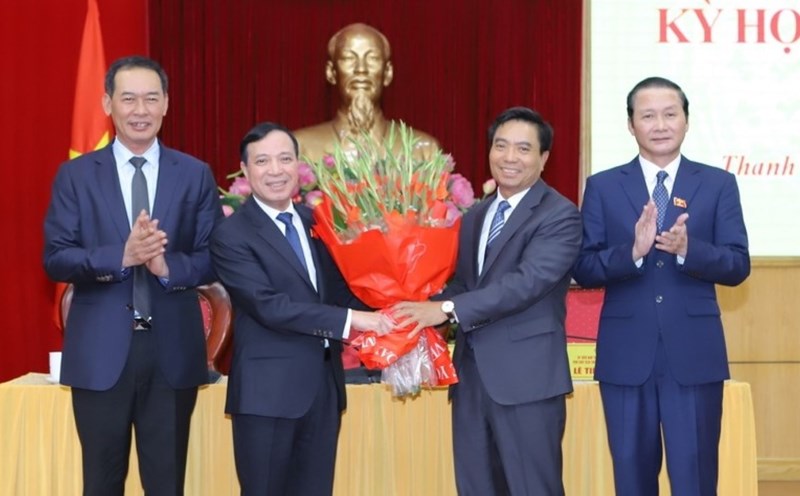 Mr. Nguyen Doan Anh - Member of the Party Central Committee, Secretary of Thanh Hoa Provincial Party Committee (second from right) and Deputy Secretaries of the Provincial Party Committee presented flowers to congratulate Mr. Lai The Nguyen - the new Chairman of the People's Council. Photo: M.H