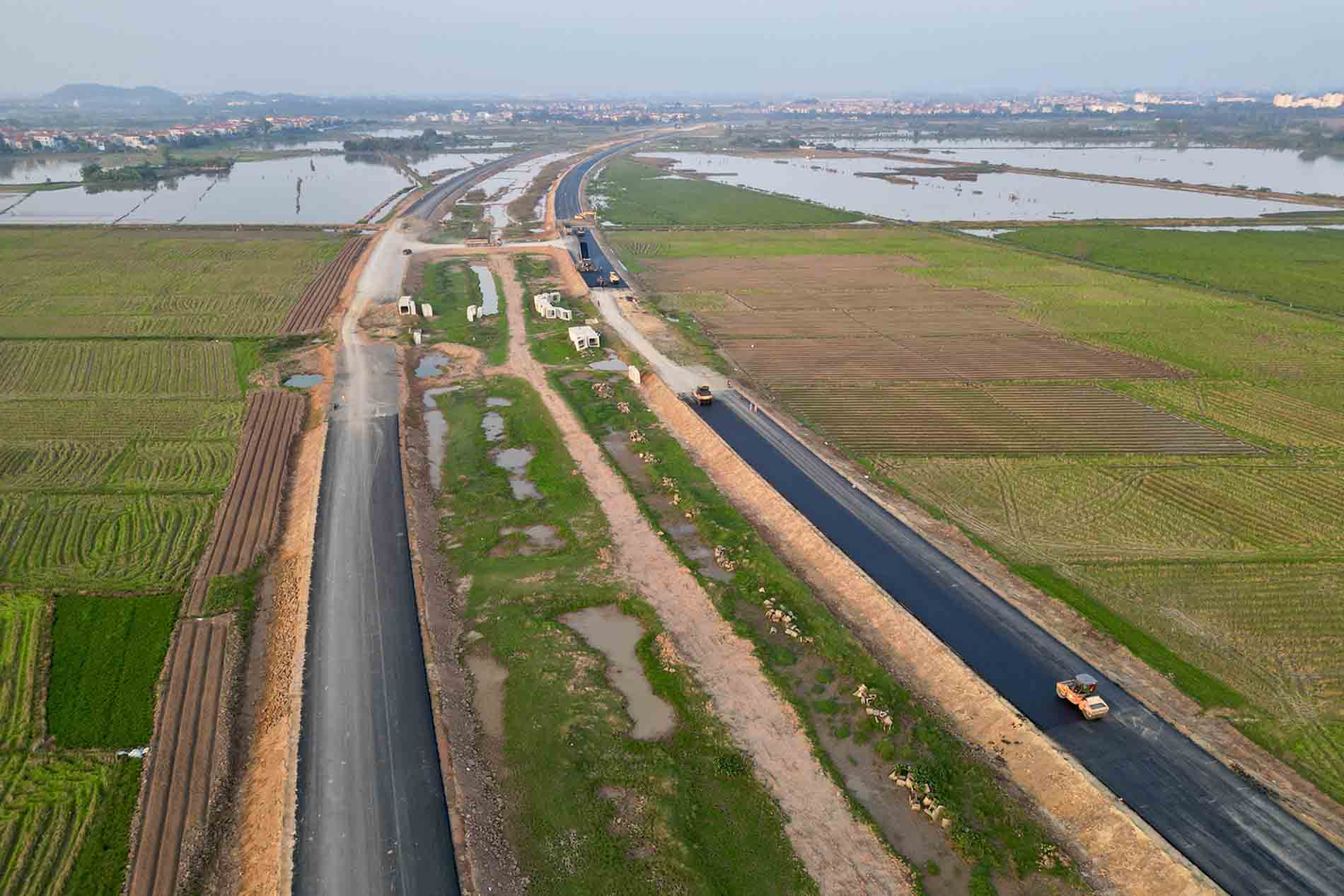Parallel road of Ring Road 4 through Me Linh district (Hanoi). Photo: Reporter Group