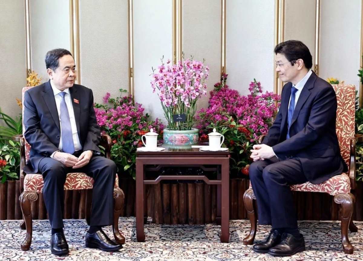 National Assembly Chairman Tran Thanh Man meets with Singaporean Prime Minister Lawrence Wong. Photo: VNA