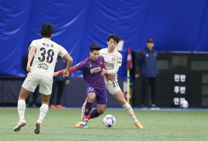 Vietnam team plays friendly match in Korea. Photo: VFF