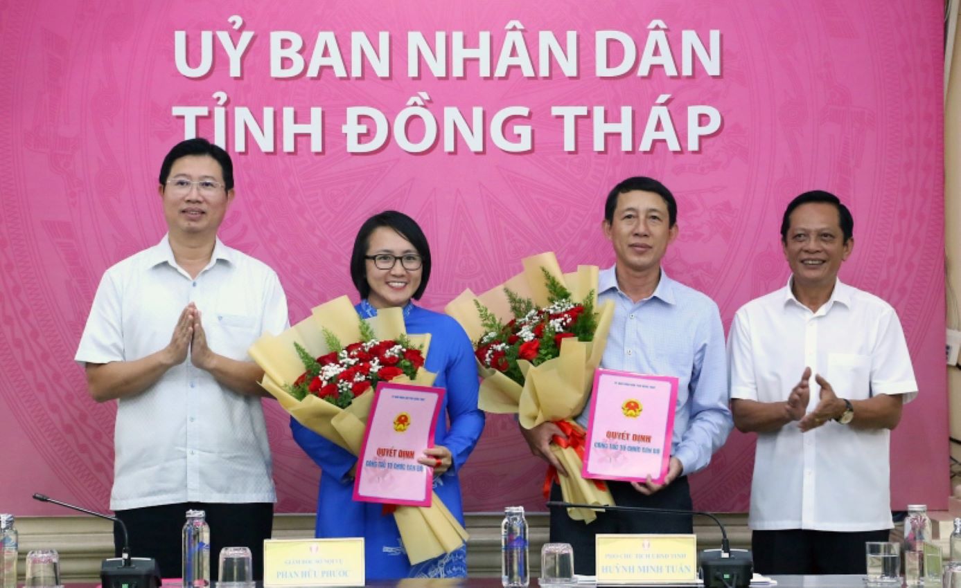 Pho Chu tich UBND tinh Dong Thap Huynh Minh Tuan trao quyet dinh va tang hoa chuc mung ba Chau Thi Thuy Hang va ong ong Nguyen Tan Cuong (thu 2 va 3, tu trai sang). Anh: Cong thong tin dien tu Dong Thap 