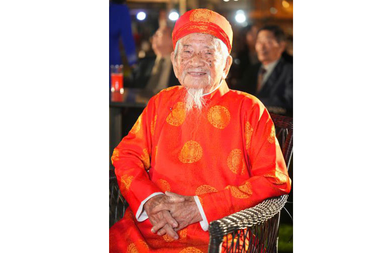 Researcher Nguyen Dinh Tu at the National Book Awards ceremony in Hanoi. Photo: Phu Hung