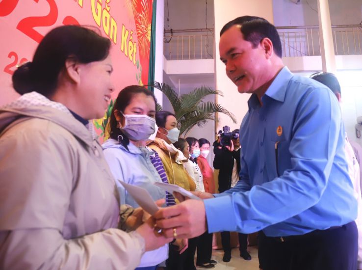 Member of the Party Central Committee, President of the Vietnam General Confederation of Labor, Mr. Nguyen Dinh Khang presents Tet gifts to workers in Phu Yen. Photo: Huu Long