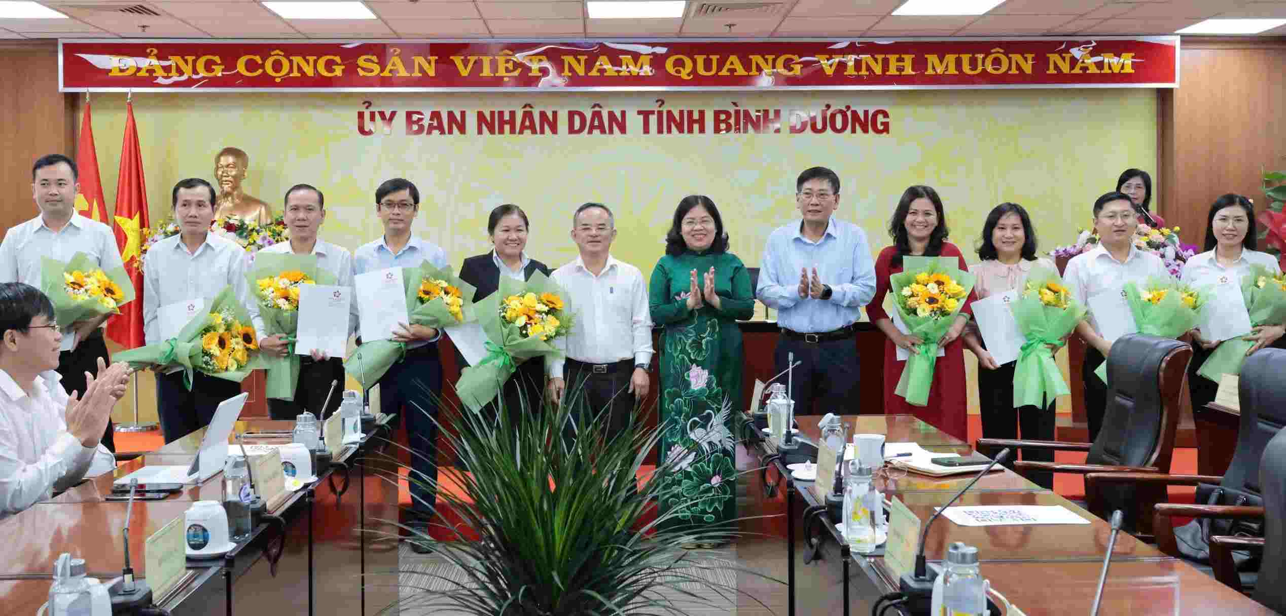 Lanh dao UBND tinh Binh Duong trao quyet dinh thanh lap 9 chi nhanh trung tam. 