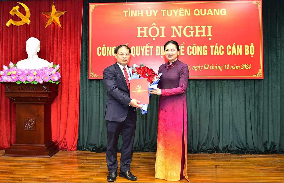 Secretary of Tuyen Quang Provincial Party Committee Ha Thi Nga presents the decision and flowers to the new Secretary of Lam Binh district. Photo: Ngoc Hung