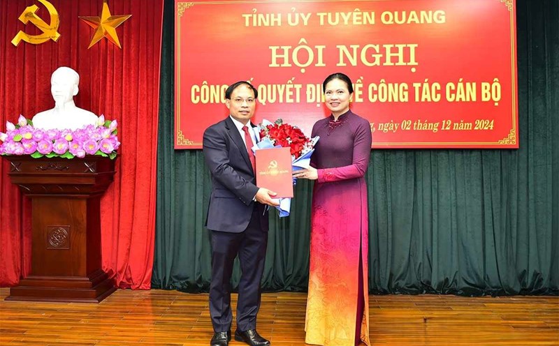 Secretary of Tuyen Quang Provincial Party Committee Ha Thi Nga presents the decision and flowers to the new Secretary of Lam Binh district. Photo: Ngoc Hung