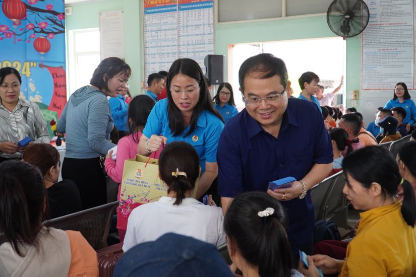 Mr. Quan Minh Cuong - Deputy Secretary of Dong Nai Provincial Party Committee - gave gifts to workers before boarding the train to return home to celebrate Tet 2024. Photo: HAC