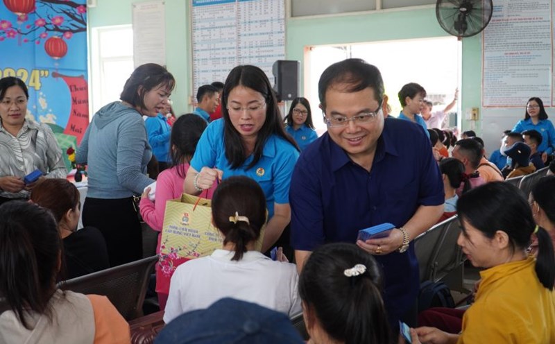 Mr. Quan Minh Cuong - Deputy Secretary of Dong Nai Provincial Party Committee - gave gifts to workers before boarding the train to return home to celebrate Tet 2024. Photo: HAC