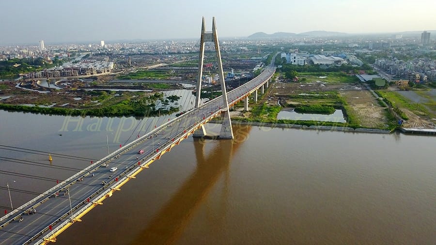 Hai Phong traffic diversion at Binh Bridge. Photo: Hai Phong Portal