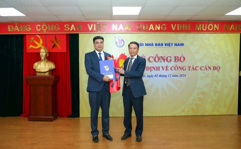 Permanent Vice President of the Vietnam Journalists Association Nguyen Duc Loi presented the appointment decision and flowers of congratulations to journalist Nguyen Van Thang - the new Deputy Editor-in-Chief of Nguoi Lam Bao Magazine. Photo: Son Hai
