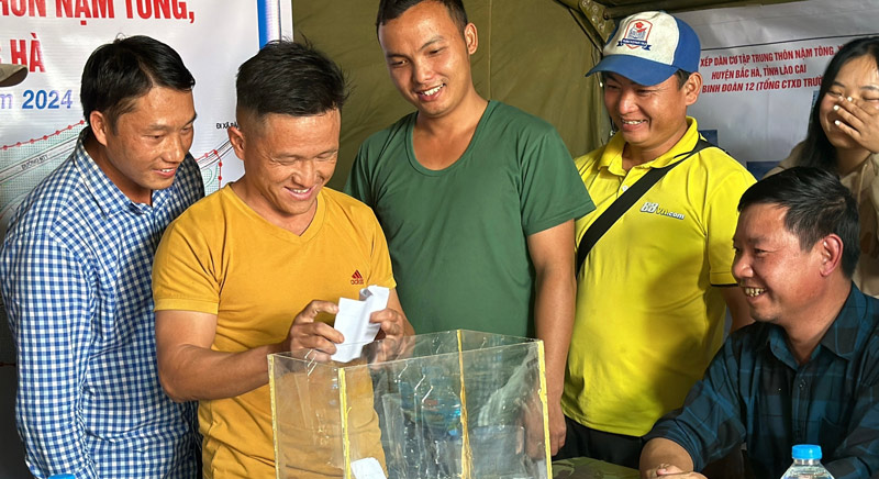 People in Nam Tong village, Nam Luc commune (Bac Ha, Lao Cai) excitedly draw lots for resettlement houses. Photo: Viet Vinh