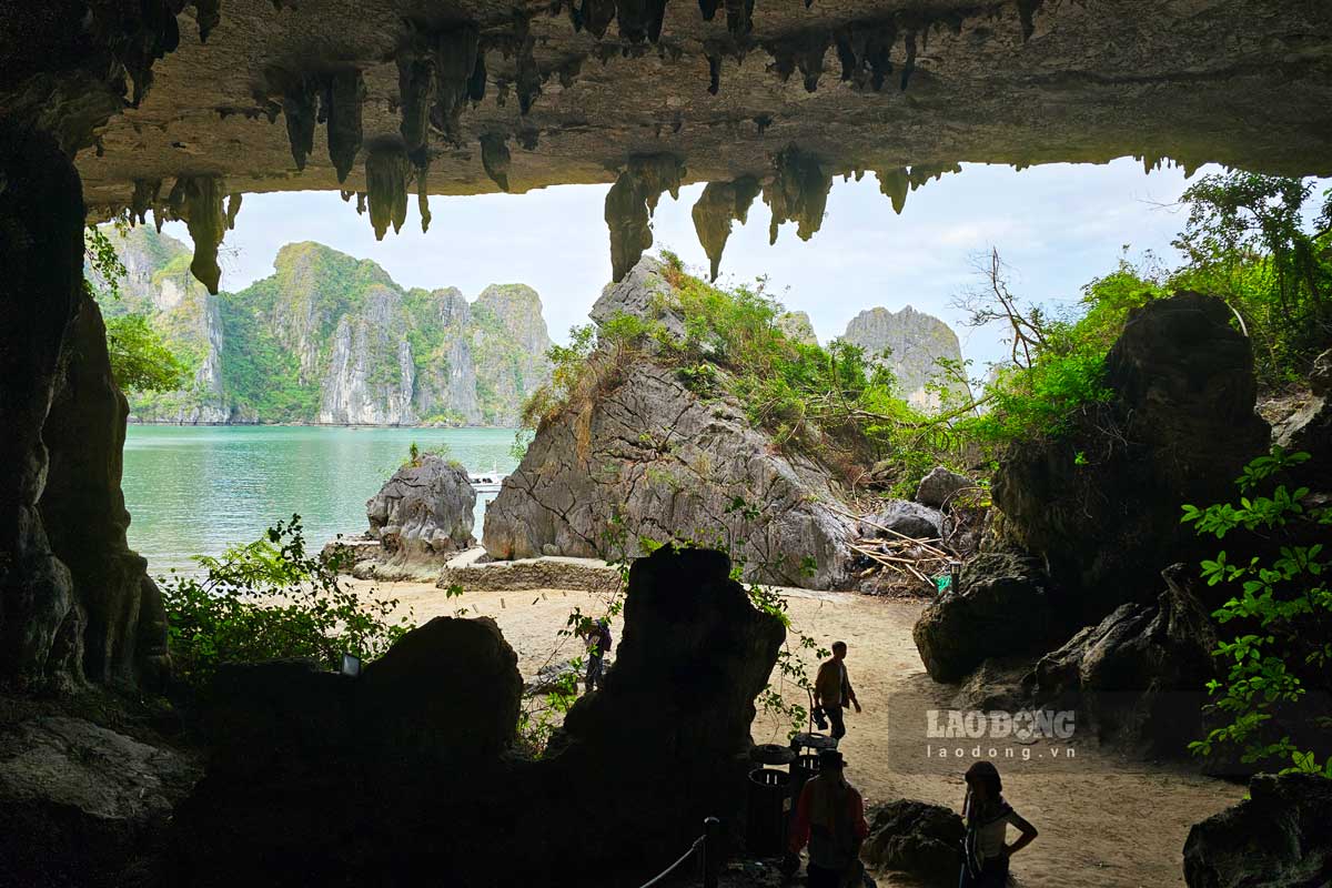 Islands and pristine sandbanks will be the choice of billionaires when visiting Ha Long Bay (in the photo is Trinh Nu cave). Photo: Doan Hung