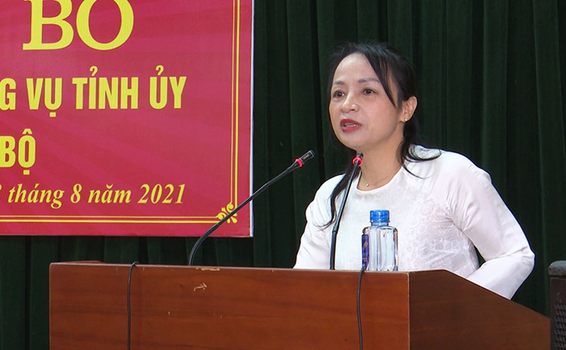 Secretary of Cua Lo Town Party Committee Pham Thi Hong Toan was disciplined with a reprimand. Photo: Hai Dang