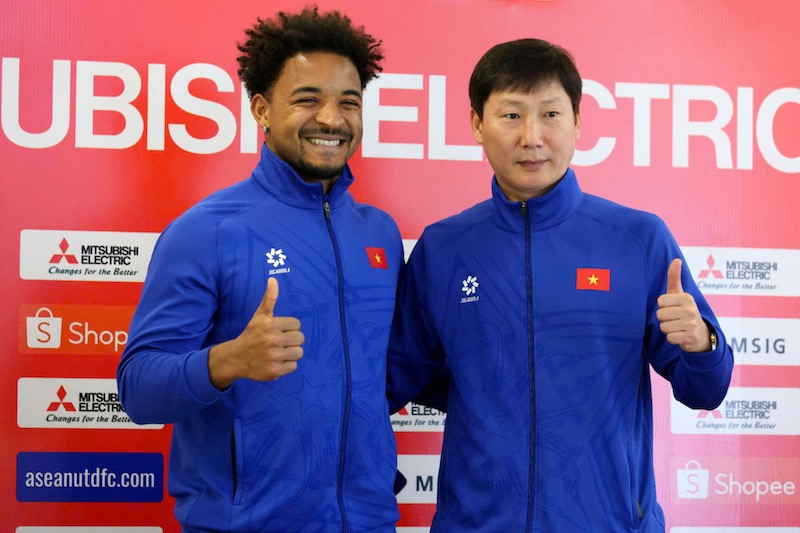 Coach Kim Sang-sik and player Nguyen Xuan Son. Photo: Minh Dan