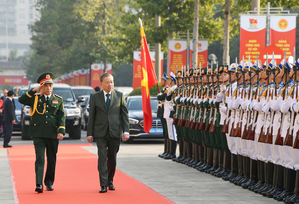 General Secretary To Lam reviews the honor guard of the Vietnam People's Army. Photo: Hai Nguyen