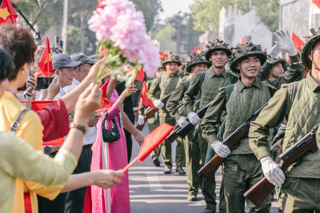 Tái hiện hình ảnh người dân chào đón đoàn quân tiến về Hà Nội tại chương trình “Ngày hội Văn hóa vì Hòa bình” kỷ niệm 70 năm Ngày Giải phóng Thủ đô. Ảnh: Ban tổ chức