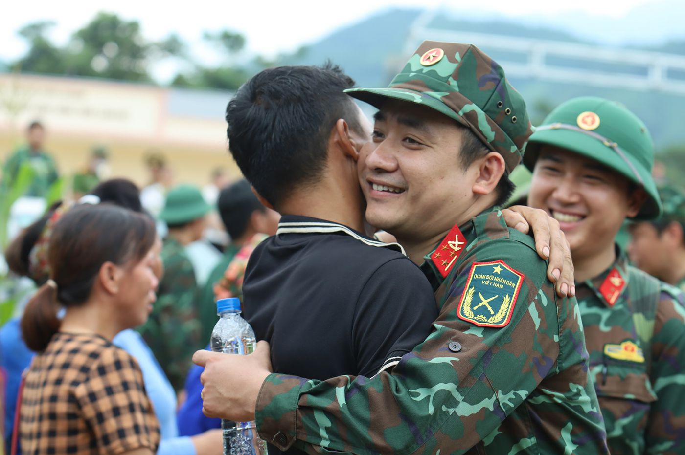 Nhung cu chi nghia tinh ngay chia tay cua nguoi linh da hoan thanh nhiem vu tai Lang Nu. Anh: Manh Dung
