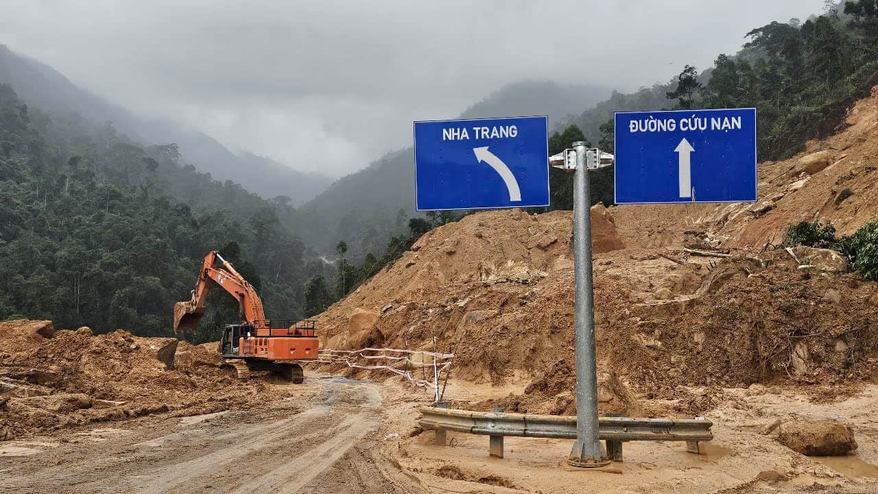 Currently, the landslide situation on Khanh Le Pass is still complicated, so the opening date is unknown. Photo: Huu Long