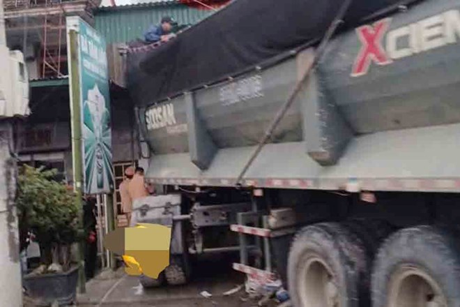Hiện trường vụ tai nạn xe đầu kéo lao vào nhà dân. Ảnh: Quang Lộc.
