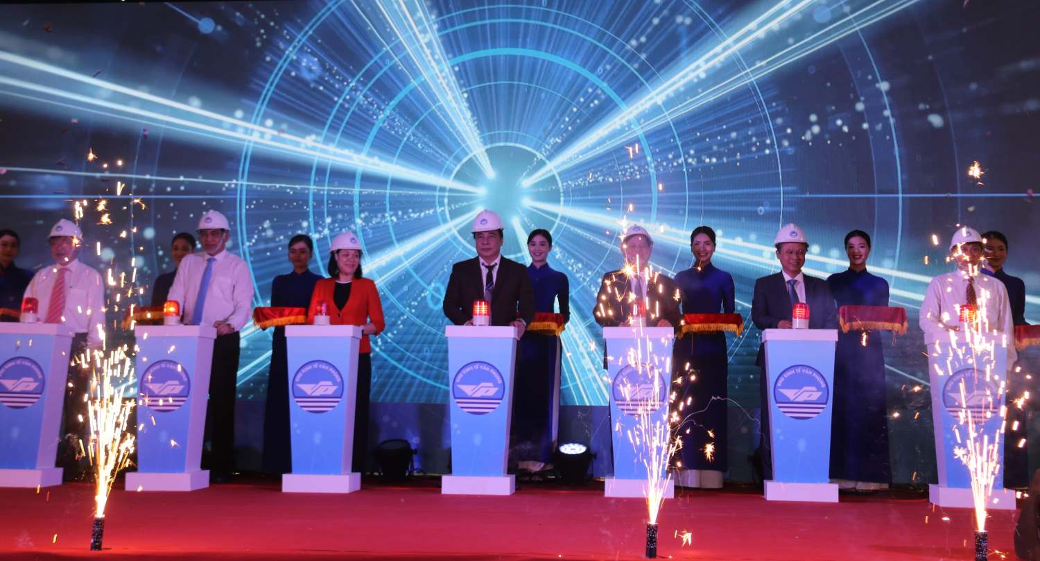 Leaders of the Provincial Party Committee, Provincial People's Committee and units pressed the button to start the coastal road project to facilitate traffic and socio-economic development in the North of Khanh Hoa. Photo: Phuong Linh