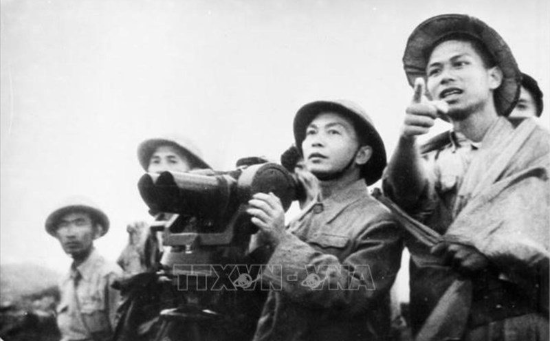General Vo Nguyen Giap observed the battlefield for the last time before giving the order to open fire to start the Dien Bien Phu campaign. Photo source: VNA