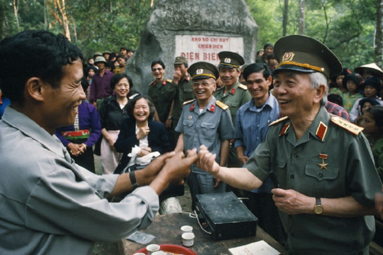 Đại tướng Võ Nguyên Giáp thăm Mường Phăng năm 2004. Ảnh: Tư liệu Bảo tàng Chiến thắng lịch sử Điện Biên Phủ