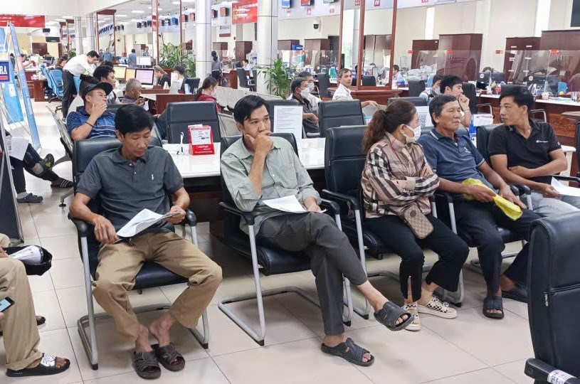 Many people come to wait for their driving licenses to be renewed at the Public Administration Service Center. Photo: An Long