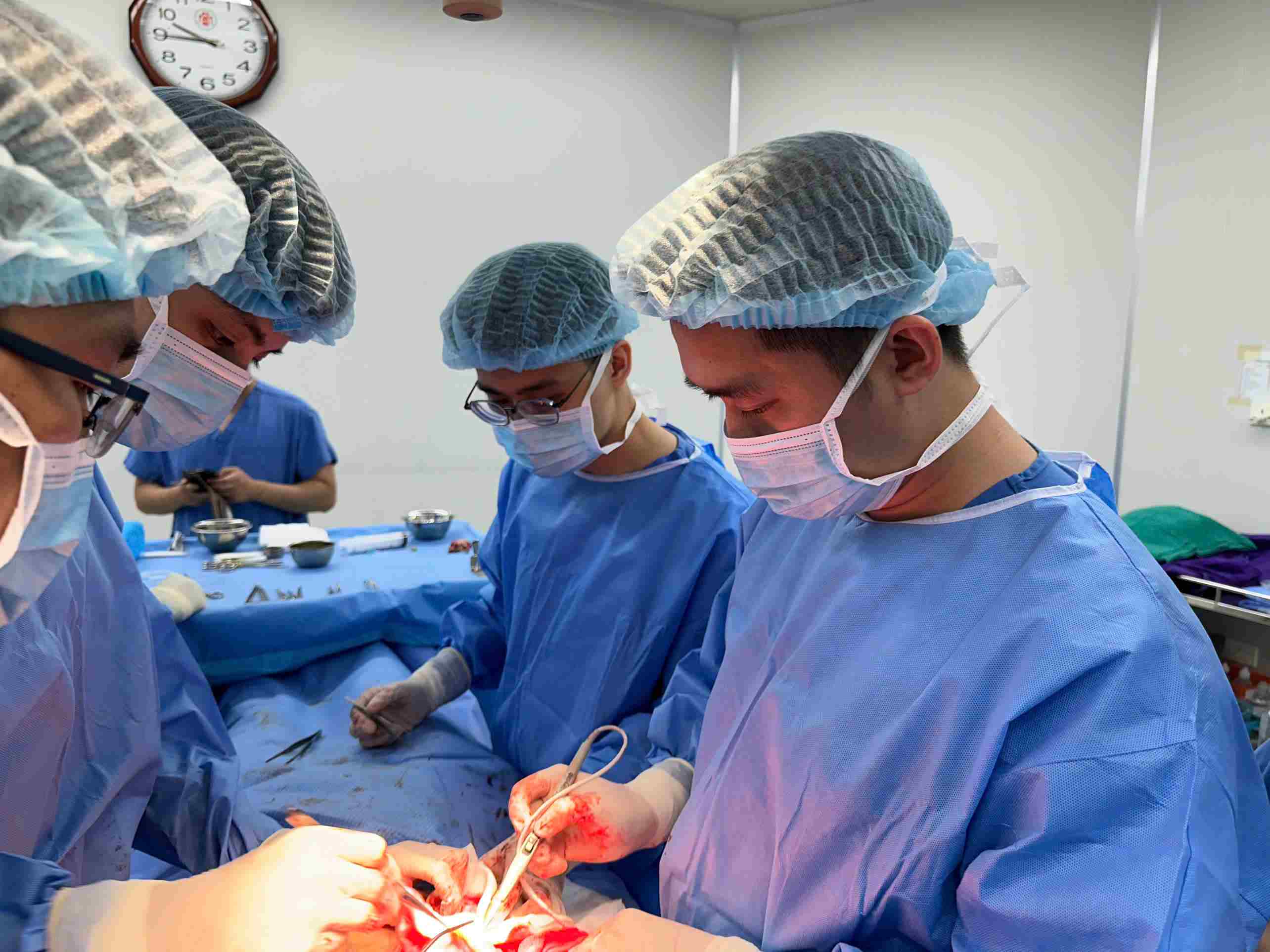 Surgeons remove threads from a patient's nose after rhinoplasty. Photo: BSCC