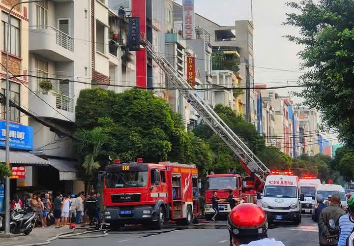Scene of fire at 4-storey boarding house, 2 people died