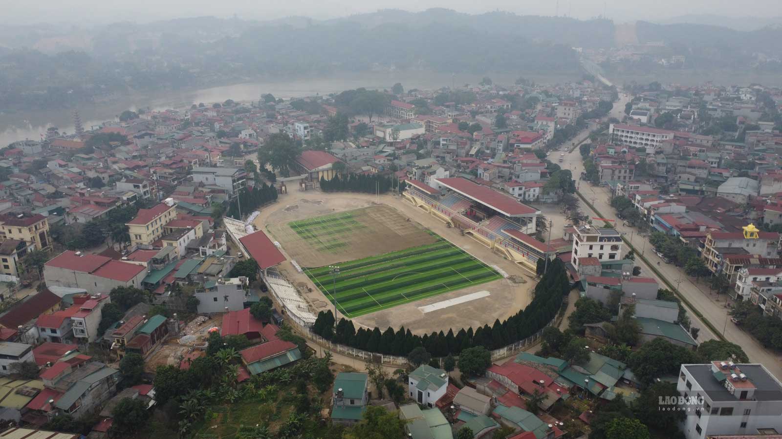 Hinh anh san van dong nhin tu tren cao. Anh: Tran Bui