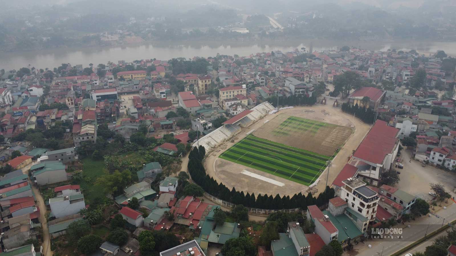 The first stadium turf in Yen Bai is lush green. Photo: Tran Bui