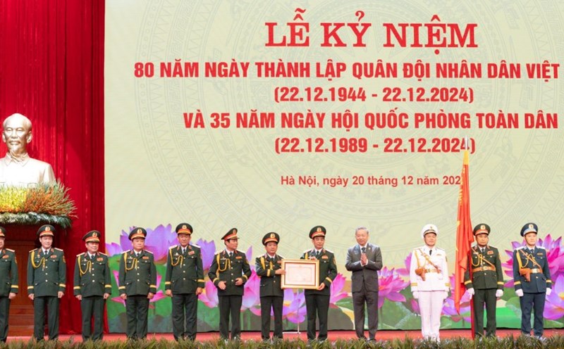General Secretary To Lam - Secretary of the Central Military Commission - presents the Ho Chi Minh Medal to the Vietnam People's Army. Photo: Hai Nguyen