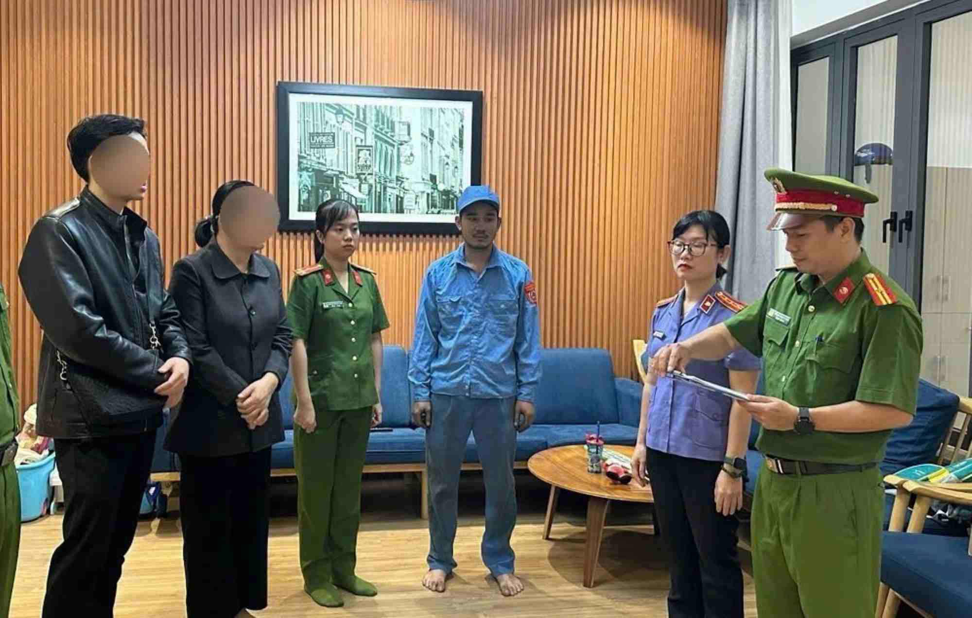 The Investigation Police Agency of Da Nang City Police served the decisions and searched the residence of Huynh Thi Thanh H. Photo: Bao Ngoc