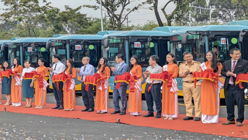 Lễ khai trương 17 tuyến buýt điện diễn ra vào sáng 20.12. Ảnh: Anh Tú.