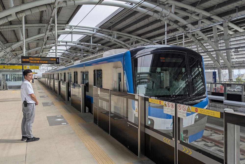 Người dân từ nay đã có thể dễ dàng khi sử dụng metro số 1. Ảnh: Anh Tú