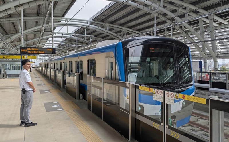 People can ride free electric buses connecting to Metro Line 1