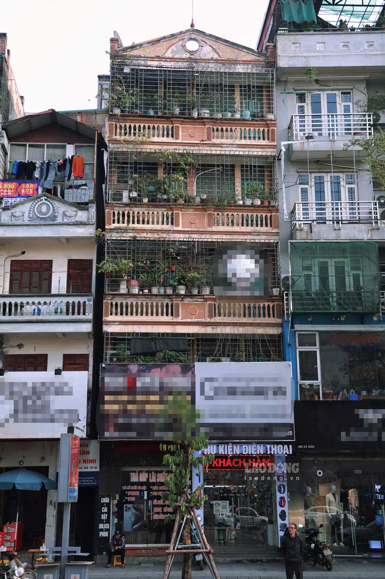   Ghi nhan tai nga duong Xa Dan (Dong Da, Ha Noi), con pho dac dia de kinh doanh, buon ban, da so nhung can nha co mat tien deu cho thue, dat bien quang cao chan het tang 1, 2 cua toa nha. Tham chi, ben tren toa nha, du khong bi che boi cac bien quang cao nhung nguoi dan cung thiet ke chuong cop quay kin.