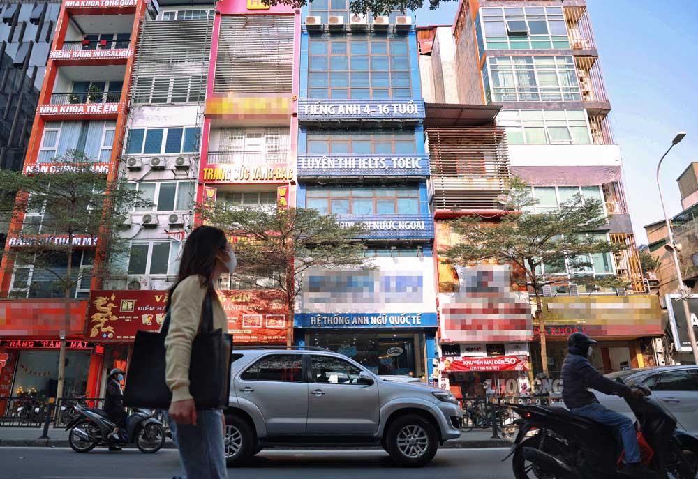 Pho Tay Son (Dong Da, Ha Noi) cung co nhieu cua hang dung bien quang cao co lon che kin loi tiep can duy nhat vao toa nha.