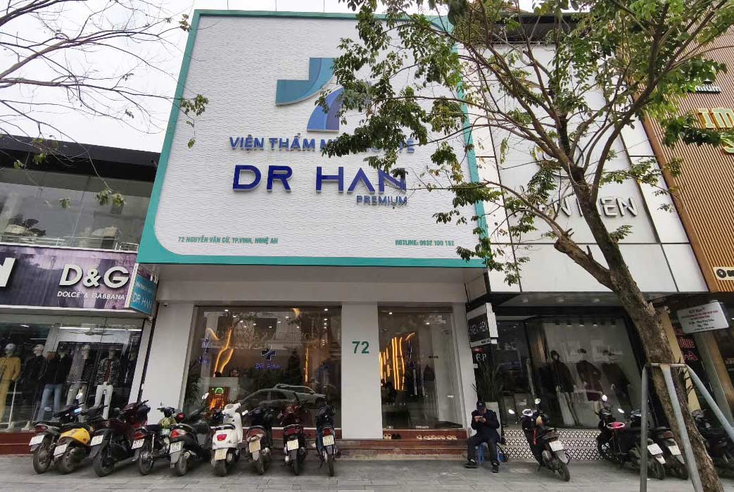 Cơ sở thẩm mỹ Dr Han Premium tại 72 Nguyễn Văn Cừ, TP Vinh, Nghệ An bị đình chỉ 4,5 tháng từ ngày 27.11.2024 vẫn hoạt động. Ảnh: Quang Đại