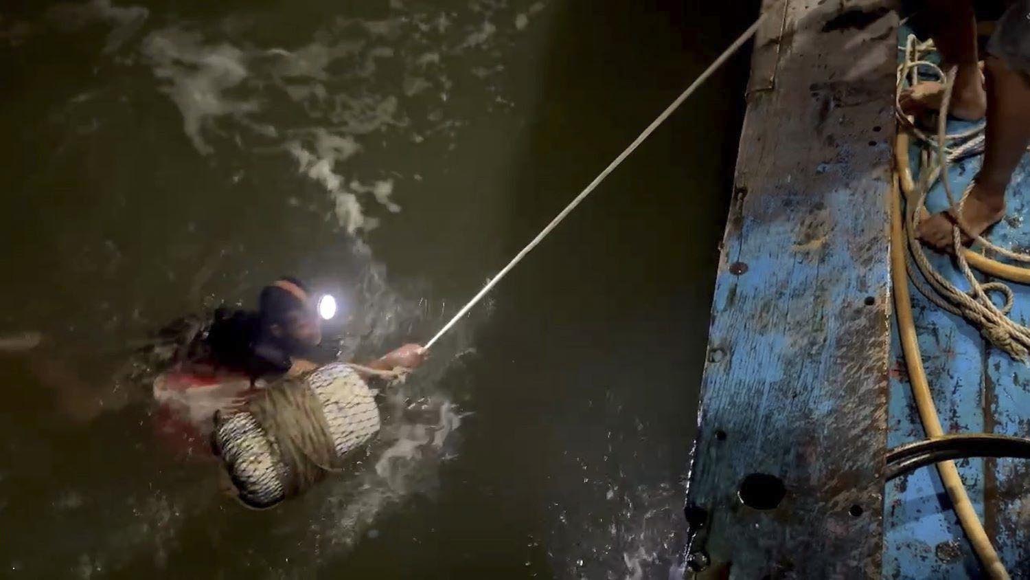Search and rescue forces discovered Mr. Cong, who lives in Binh Son district, Quang Ngai province, while he was drifting at sea and promptly rescued him. Photo: Khanh Toan