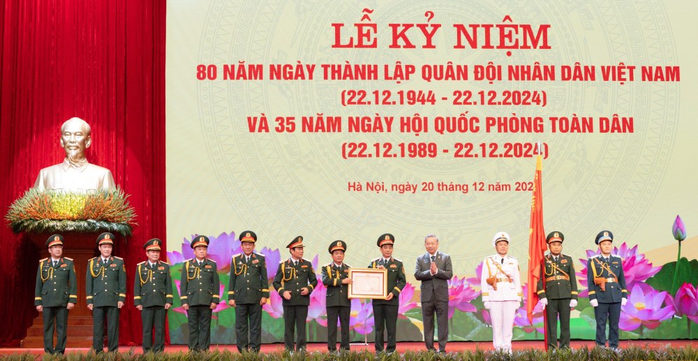 Tổng Bí thư Tô Lâm - Bí thư Quân ủy Trung ương - trao Huân chương Hồ Chí Minh tặng Quân đội nhân dân Việt Nam. Ảnh: Hải Nguyễn 