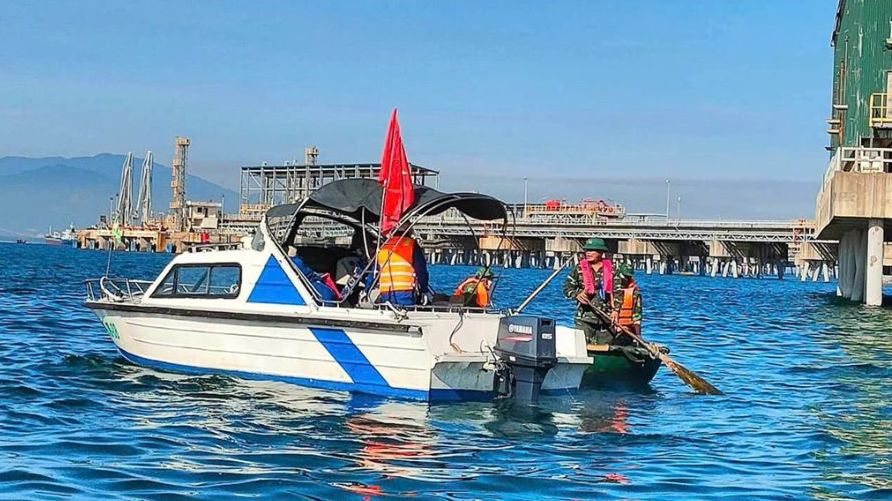 Doan Thanh nien BSR va Chi doan Don Bien phong cua khau cang Dung Quat tien hanh thu gom rac thai tren bien tai cang Jetty den giap cang PTSC.