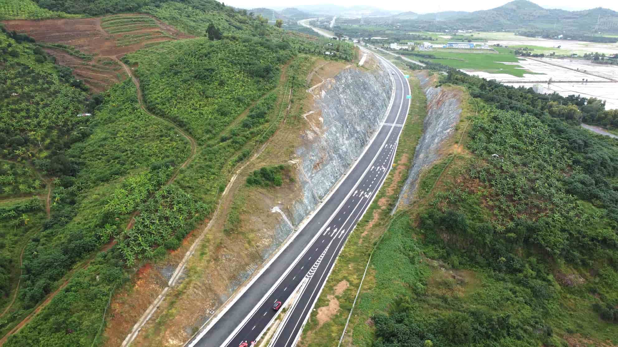 Van Phong - Nha Trang Expressway project completed 8 months ahead of schedule. Photo: Huu Long