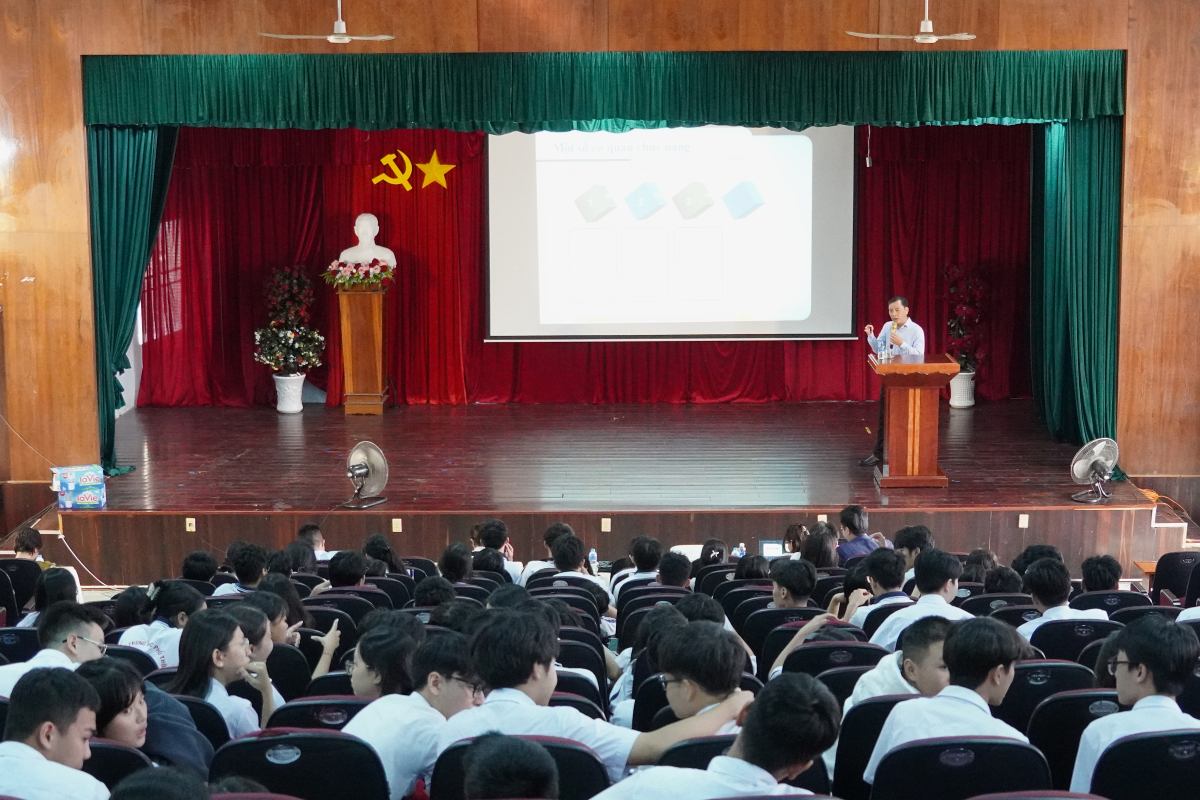 Ông Trương Hữu Chiến - Phó Giám đốc Sở Thông tin và Truyền thông là báo cáo viên tại diễn đàn. Ảnh: Thành An