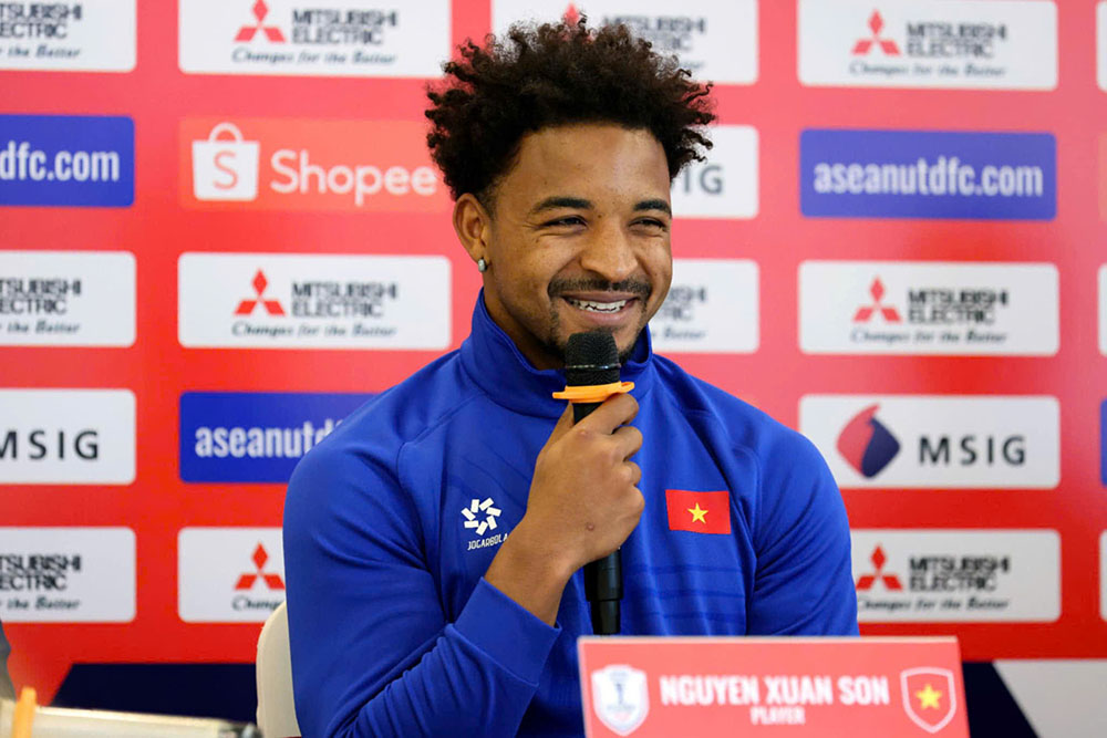 Striker Nguyen Xuan Son attends a press conference before the match between Vietnam and Myanmar in the group stage of the 2024 ASEAN Cup. Photo: Minh Dan