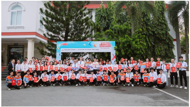 Acecook Vietnam continues to spread the value of happiness through the 9th Acecook Happy Scholarship 2024 program. Photo: Acecook