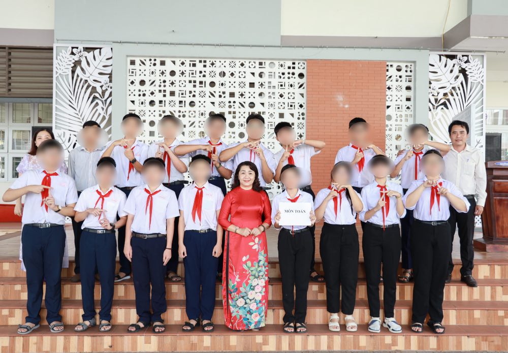 Ms. Pham Thi Thuy Hang, Principal of Ben Tre City Secondary School, is one of two individuals nominated for the title "National Emulation Fighter". Photo: Ben Tre City Secondary School